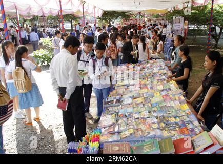 Bildnummer : 60771091 Datum : 29.11.2013 Copyright : imago/Xinhua (131129) -- PHNOM PENH, 29 nov. 2013 (Xinhua) -- des étudiants visitent la Foire du livre du Cambodge à la Bibliothèque nationale du Cambodge à Phnom Penh, Cambodge, le 29 novembre 2013. Le premier salon national du livre du Cambodge a débuté ici vendredi, dans le but de promouvoir l'édition et la lecture de livres parmi les étudiants et les organisateurs, ont déclaré des responsables. (Xinhua/Sovannara) CAMBODGE-PHNOM PENH-FOIRE NATIONALE DU LIVRE PUBLICATIONxNOTxINxCHN Wirtschaft Gesellschaft Bildung Messe Buchmesse Bücher x0x xmb 2013 quer Banque D'Images