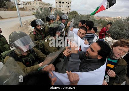 Bildnummer : 60771691 Datum : 29.11.2013 Copyright : imago/Xinhua (131129) - BETHLÉEM, novembre. 29 novembre 2013 (Xinhua) -- des manifestants palestiniens affrontent des soldats israéliens lors d'une manifestation contre la barrière de séparation controversée d'Israël dans le village d'Al-Maasarah, en Cisjordanie, près de Bethléem, le 29 novembre 2013. (Xinhua/Luay Sababa) MIDEAST-BETHLEHEM-PROTEST PUBLICATIONxNOTxINxCHN Politik Demo Protest Polizei Ausschreitungen xas x0x 2013 quer premiumd Banque D'Images