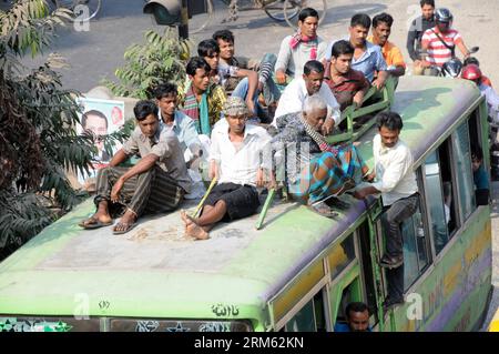 Bildnummer : 60774319 Datum : 30.11.2013 Copyright : imago/Xinhua (131130) -- DHAKA, 30 nov. 2013 (Xinhua) -- des passagers sont assis sur le toit d'un autobus pendant le blocus national de la circulation de 72 heures à Dhaka, Bangladesh, le 30 novembre 2013. Vendredi, la principale opposition du Bangladesh a appelé à une autre ronde de blocus national non-stop de 72 heures à partir de samedi pour faire pression sur sa demande pour un gouvernement intérimaire non parti pour superviser les élections nationales prévues pour le 5 janvier. (Xinhua/Shariful Islam) BANGLADESH-DHAKA-TRAFFIC-BLOCK PUBLICATIONxNOTxINxCHN Gesellschaft xdp x2x 2013 quer o0 Land leute verk Banque D'Images