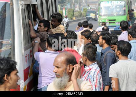 Bildnummer : 60774317 Datum : 30.11.2013 Copyright : imago/Xinhua (131130) -- DHAKA, 30 nov. 2013 (Xinhua) -- des passagers se bloquent dans un bus pendant le blocus national de la circulation de 72 heures à Dhaka, Bangladesh, 30 nov. 2013. Vendredi, la principale opposition du Bangladesh a appelé à une autre ronde de blocus national non-stop de 72 heures à partir de samedi pour faire pression sur sa demande pour un gouvernement intérimaire non parti pour superviser les élections nationales prévues pour le 5 janvier. (Xinhua/Shariful Islam) BANGLADESH-DHAKA-TRAFFIC-BLOCK PUBLICATIONxNOTxINxCHN Gesellschaft xdp x2x 2013 quer o0 Land leute verkehr str Banque D'Images