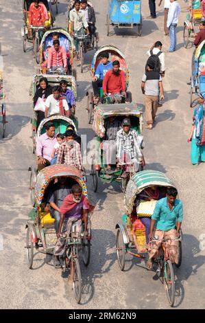 Bildnummer : 60774321 Datum : 30.11.2013 Copyright : imago/Xinhua (131130) -- DHAKA, 30 nov. 2013 (Xinhua) -- les tireurs de rickshaw transportent des passagers pendant le blocus national de 72 heures à Dhaka, Bangladesh, le 30 novembre 2013. Vendredi, la principale opposition du Bangladesh a appelé à une autre ronde de blocus national non-stop de 72 heures à partir de samedi pour faire pression sur sa demande pour un gouvernement intérimaire non parti pour superviser les élections nationales prévues pour le 5 janvier. (Xinhua/Shariful Islam) BANGLADESH-DHAKA-TRAFFIC-BLOCK PUBLICATIONxNOTxINxCHN Gesellschaft xdp x2x 2013 hoch o0 Land leute verkeh Banque D'Images