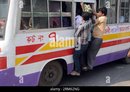 Bildnummer : 60774318 Datum : 30.11.2013 Copyright : imago/Xinhua (131130) -- DHAKA, 30 nov. 2013 (Xinhua) -- des passagers se bloquent dans un bus pendant le blocus national de la circulation de 72 heures à Dhaka, Bangladesh, 30 nov. 2013. Vendredi, la principale opposition du Bangladesh a appelé à une autre ronde de blocus national non-stop de 72 heures à partir de samedi pour faire pression sur sa demande pour un gouvernement intérimaire non parti pour superviser les élections nationales prévues pour le 5 janvier. (Xinhua/Shariful Islam) BANGLADESH-DHAKA-TRAFFIC-BLOCK PUBLICATIONxNOTxINxCHN Gesellschaft xdp x2x 2013 quer o0 Land leute verkehr St Banque D'Images