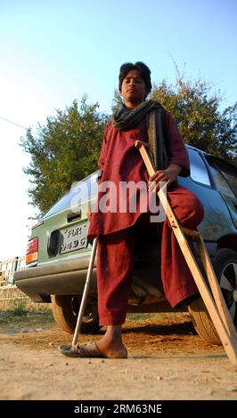 Bildnummer : 60788747 Datum : 03.12.2013 Copyright : imago/Xinhua (131203) -- ISLAMABAD, 3 déc. 2013 (Xinhua) -- Un garçon handicapé pose pour une photo dans un parc public à l'occasion de la Journée internationale des personnes handicapées à Islamabad, capitale du Pakistan, le 3 décembre 2013. (Xinhua/Saadia Seher) PAKISTAN-ISLAMABAD-Journée internationale des personnes handicapées PUBLICATIONxNOTxINxCHN Gesellschaft Behinderung Internationaler Tag der Menschen mit Behinderung xsp x1x 2013 hoch Banque D'Images