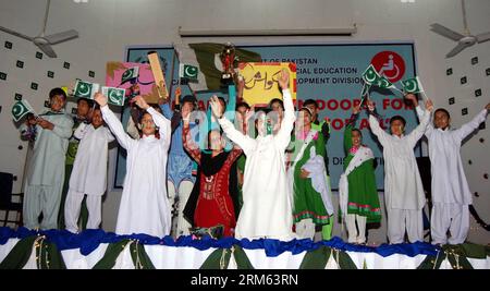 Bildnummer : 60788746 Datum : 03.12.2013 Copyright : imago/Xinhua (131203) -- ISLAMABAD, 3 déc. 2013 (Xinhua) -- des enfants handicapés se produisent lors d'une cérémonie marquant la Journée internationale des personnes handicapées à Islamabad, capitale du Pakistan, le 3 décembre 2013. (Xinhua/Saadia Seher) PAKISTAN-ISLAMABAD-Journée internationale des personnes handicapées PUBLICATIONxNOTxINxCHN Gesellschaft Behinderung Internationaler Tag der Menschen mit Behinderung xsp x1x 2013 quer Banque D'Images