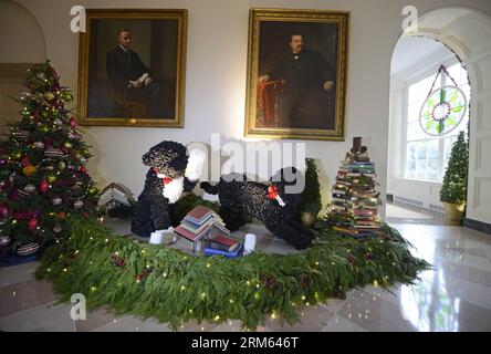Bildnummer : 60794963 Datum : 04.12.2013 Copyright : imago/Xinhua (131204) -- WASHINGTON D.C., 4 déc. 2013 (Xinhua) -- des décorations mettant en vedette les chiens de la famille Obama Bo (G) et Sunny (D) sont vues dans la salle East Garden de la Maison Blanche à Washington D.C., capitale des États-Unis, le 4 décembre 2013, lors du visionnement médiatique des décorations de Noël de la Maison Blanche. (Xinhua/Zhang Jun) US-WASHINGTON-WHITE HOUSE-DÉCORATIONS DE NOËL PUBLICATIONxNOTxINxCHN Gesellschaft Weihnachten Weihnachtsdeko x2x xac 2013 quer o0 Weihnachten Weihnachtszeit Weihnachtlich Deko Hund Tiere Puppe Weihnachtsbaum Banque D'Images