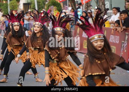 Danse Aluyen du sud-ouest de la papouasie au BEN Carnival. Cette danse est généralement exécutée dans le cadre d'une cérémonie traditionnelle Banque D'Images