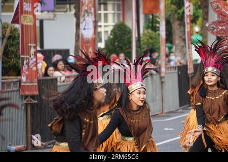 Danse Aluyen du sud-ouest de la papouasie au BEN Carnival. Cette danse est généralement exécutée dans le cadre d'une cérémonie traditionnelle Banque D'Images