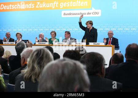 Bildnummer : 60811742 Datum : 09.12.2013 Copyright : imago/Xinhua (131209) -- BERLIN, 9 déc. 2013 (Xinhua) -- la chancelière allemande Angela Merkel (2e R) fait signe après un discours alors que les autres délégués applaudissent pour elle lors d'une conférence de l'Union chrétienne-démocrate allemande (CDU) à Berlin, en Allemagne, le 9 décembre 2013. Le bloc conservateur de la CDU d Angela Merkel a voté pour l alliance avec le Parti social-démocrate (SPD) de centre-gauche lors d une petite conférence du parti lundi. (Xinhua/Zhang Fan) ALLEMAGNE-BERLIN-CDU-ACCORD DE COALITION PUBLICATIONxNOTxINxCHN Politik People xas x0x 2013 quer premiumd Banque D'Images