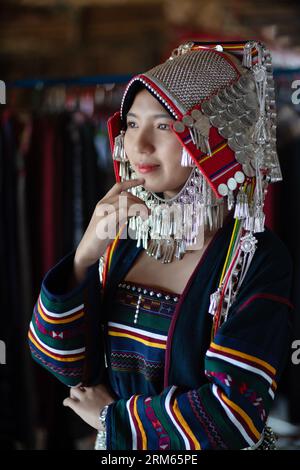 Belle fille de tribu de colline Akha sur Doi Mae Salong, Chiang Rai. Banque D'Images