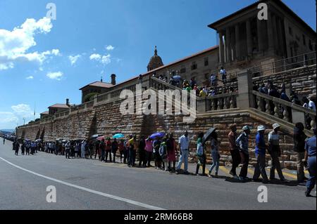 Bildnummer : 60822533 Datum : 12.12.2013 Copyright : imago/Xinhua (131212) -- PRETORIA, 12 déc. 2013 (Xinhua) -- faites la queue pour voir le corps de Nelson Mandela devant les bâtiments de l'Union à Pretoria, Afrique du Sud, 12 déc. 2013. L'événement commémoratif dans les bâtiments de l'Union durerait trois jours avant la funera Mandela dans son village natal de Qunu dans la province méridionale du Cap oriental dimanche. (Xinhua/Li Qihua) SOUTH AFRICA-PRETORIA-MANDELA-MEMORIAL PUBLICATIONxNOTxINxCHN People Trauer Gedenken RSA xns x0x 2013 quer premiumd Banque D'Images