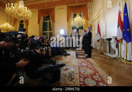 Bildnummer : 60829166 Datum : 13.12.2013 Copyright : imago/Xinhua (131213) -- VIENNE, 13 déc. 2013 (Xinhua) -- le chancelier autrichien Werner Faymann (1e R) et le vice-chancelier Michael Spindelegger (2e R) assistent à la conférence de presse à Vienne, Autriche, le 13 décembre 2013. Vendredi, les dirigeants des partis de coalition au pouvoir en Autriche se sont engagés à équilibrer le budget d ici à 2016 au cours de la législature 2013-2018/09. (Xinhua/Qian Yi) AUTRICHE-POLITIQUE-COALITION PARTIS-BUDGET PUBLICATIONxNOTxINxCHN People Politik xdp x0x 2013 quer premiumd Banque D'Images