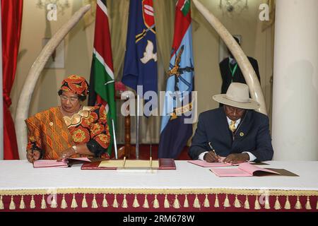 Bildnummer : 60831908 Datum : 14.12.2013 Copyright : imago/Xinhua la Présidente de la Communauté de développement de l’Afrique australe et Présidente du Malawi Joyce Banda (à gauche) et la Présidente de la région des Grands Lacs et Présidente de l’Ouganda Yoweri Museveni signent comme garants d’un accord de paix historique entre les rebelles du M23 et le gouvernement de la République démocratique du Congo (RDC) à Nairobi, capitale du Kenya, 14 décembre 2013. (Xinhua/Fred Mutune) KENYA-NAIROBI-RDC-M23-ACCORD DE PAIX SIGNATURE PUBLICATIONxNOTxINxCHN people x0x xds 2013 quer Banque D'Images