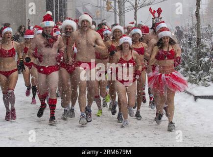 Bildnummer : 60831912 Datum : 14.12.2013 Copyright : imago/Xinhua les participants aux maillots de bain courent lors de la course Santa Speedo de Toronto 2013 à Toronto, Canada, le 14 décembre 2013. L'événement a obligé les participants à courir 3 miles dans leurs maillots de bain pour amasser des fonds pour les enfants malades. (Xinhua/Zou Zheng) (lmz) CANADA-TORONTO-SANTA-RUN PUBLICATIONxNOTxINxCHN Weihnachten kurios Komik nackt premiumd x0x xds 2013 quer Banque D'Images