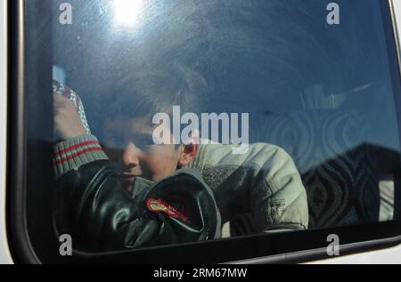 Bildnummer : 60835867 Datum : 15.12.2013 Copyright : imago/Xinhua un garçon regarde par la fenêtre depuis le bus de transport à Kilis en Turquie le 15 décembre 2013. Les autorités turques ont déclaré que le nombre de Syriens réfugiés en Turquie a atteint jusqu'à présent 600 000 et que 4000 d'entre eux ont été forcés de déménager d'un camp de réfugiés temporaire vers une autre ville frontalière, Sanliurfa, en raison du froid et des pénuries alimentaires. À ce jour, 21 camps de réfugiés ont été établis près des villes proches de la frontière turco-syrienne. (Xinhua/lu Zhe) (srb) TURQUIE-KILIS-SYRIAN-REFUGEE-CAMP PUBLICATIONxNOTxINxCHN Gesellschaft Flüchtlin Banque D'Images