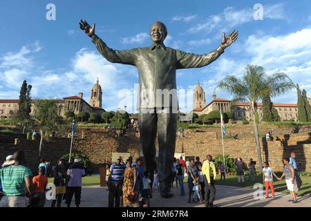 PRETORIA, 16 déc. 2013 (Xinhua) -- les gens visitent la statue de l'ancien président sud-africain Nelson Mandela aux bâtiments de l'Union à Pretoria le 16 décembre 2013. Le président sud-africain Jacob Zuma a dévoilé lundi la statue de neuf mètres de haut de Nelson Mandela dans les bâtiments de l'Union à Pretoria, dans le cadre des célébrations de la Journée de la réconciliation. (Xinhua/Li Qihua) (ybg) SOUTH AFRICA-PRETORIA-MANDELA-STATUE PUBLICATIONxNOTxINxCHN Pretoria DEC 16 2013 des célébrités XINHUA visitent la statue de l'ancien président sud-africain Nelson Mandela AUX bâtiments de l'Union à Pretoria DEC 16 2013 South African Presi Banque D'Images