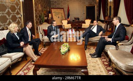 (131216) -- BANJA LUKA, 16 déc. 2013 (Xinhua) -- le Premier ministre serbe Ivica Dacic (3e L) et le Premier vice-premier ministre Aleksandar Vucic (1e R) rencontrent Milorad Dodik (2e R), président de la République serbe de Bosnie-Herzégovine, à Banja Luka, Bosnie-Herzégovine, le 16 décembre 2013. La Serbie et la République serbe de Bosnie-Herzégovine tiennent lundi une session conjointe du cabinet. (Xinhua/Borislav Zdrinja) BOSNIE-HERZÉGOVINE-BANJA LUKA-SERBIE-SESSION CONJOINTE PUBLICATIONxNOTxINxCHN Banja Luka DEC 16 2013 XINHUA les premiers ministres serbes Ivica Dacic 3rd l et les premiers vice-premiers ministres Alek Banque D'Images