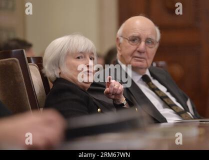 131216 -- WASHINGTON D.C., 16 décembre 2013 Xinhua -- l'ancien président de la Réserve fédérale américaine Paul Volker R discute avec la vice-présidente et la présidente entrante Janet Yellen lors de la commémoration du centenaire de la Réserve fédérale américaine au bâtiment de la Réserve fédérale à Washington D.C., capitale des États-Unis, le 16 décembre 2013. Xinhua/Zhang Jun US-WASHINGTON-FED-CENTENNIAL PUBLICATIONxNOTxINxCHN Banque D'Images