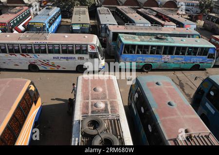 (131217) -- DHAKA, 17 déc. 2013 (Xinhua) -- les autobus de longue durée garent leurs portes dans un terminal de bus pendant le blocus routier-ferroviaire-fluvial de 72 heures à Dhaka, Bangladesh, 17 déc. 2013. Le Bangladesh Nationalist Party (BNP) et ses alliés ont appelé au blocus des transports routiers, ferroviaires et fluviaux alors que les manifestants rejettent le calendrier des élections du 10e Parlement et exigent la tenue des élections sous un gouvernement non partisan. (Xinhua/Shariful Islam)(lrz) BANGLADESH-DHAKA-BLOCKADE-PROTEST PUBLICATIONxNOTxINxCHN Dhaka DEC 17 2013 XINHUA long Journey bus Park À un terminal de bus pendant les 72 heures du pays Banque D'Images