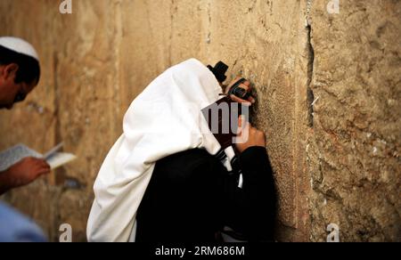 JÉRUSALEM, 17 déc. 2013 (Xinhua) -- Une femme prie au mur Ouest dans la vieille ville de Jérusalem le 18 novembre 2013. Jérusalem, l'une des plus anciennes villes du monde, est sainte pour les trois grandes religions abrahamiques - le judaïsme, le christianisme et l'islam. Israéliens et Palestiniens revendiquent Jérusalem comme capitale, Israël y maintenant ses principales institutions gouvernementales. La vieille ville de Jérusalem a été traditionnellement divisée en quatre quartiers, à savoir les quartiers arménien, chrétien, juif et musulman. Il est devenu un site du patrimoine mondial en 1981, et est sur la liste du patrimoine mondial en péril. ( Banque D'Images