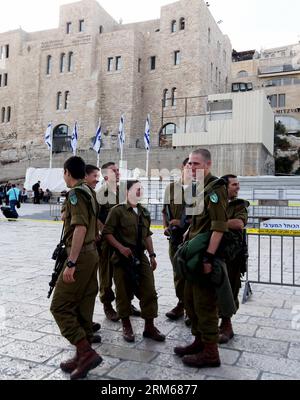 JÉRUSALEM, 17 déc. 2013 (Xinhua) -- des soldats israéliens sont vus dans la vieille ville de Jérusalem le 17 novembre 2013. Jérusalem, l'une des plus anciennes villes du monde, est sainte pour les trois grandes religions abrahamiques - le judaïsme, le christianisme et l'islam. Israéliens et Palestiniens revendiquent Jérusalem comme capitale, Israël y maintenant ses principales institutions gouvernementales. La vieille ville de Jérusalem a été traditionnellement divisée en quatre quartiers, à savoir les quartiers arménien, chrétien, juif et musulman. Il est devenu un site du patrimoine mondial en 1981, et est sur la liste du patrimoine mondial en péril. (Xinhu Banque D'Images