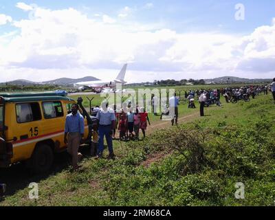 (131218) -- ARUSHA, 18 déc. 2013 (Xinhua) -- la photo prise le 18 décembre 2013 montre la vue de l'avion d'atterrissage d'urgence à Arusha, Tanzanie, le 18 décembre 2013. Mercredi midi, un Boeing 767 de la compagnie aérienne éthiopienne a dû atterrir dans un petit aéroport d'Arusha après avoir échoué à atterrir à l'aéroport international du Kilimandjaro (KIA), tous situés dans la partie nord de la Tanzanie. (Xinhua/Zhang Ping) TANZANIA-ARUSHA-PLANE PUBLICATIONxNOTxINxCHN Arusha DEC 18 2013 XINHUA photo prise LE 18 2013 décembre montre la vue de l'avion d'atterrissage D'URGENCE à Arusha Tanzanie DEC 18 2013 à Ethiopian Airline Boeing 767 SUR Wedne Banque D'Images