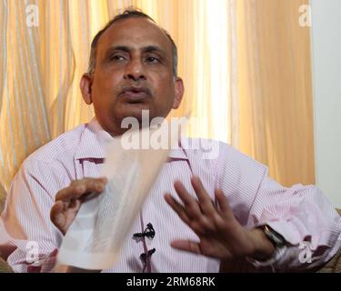 (131220) -- MUMBAI, 19 déc. 2013 (Xinhua) -- Uttam Khobragade, père du diplomate indien Devyani Khobragade, arrêté et fouillé à nu à New York, fait ses gestes lors d'une conférence de presse à Mumbai, en Inde, le 19 décembre 2013. L affaire a déclenché une fureur diplomatique entre les États-Unis et l Inde, qui est furieuse devant ce que ses fonctionnaires ont décrit comme un traitement dégradant du consul général adjoint de l Inde à New York. (Xinhua/Stringer) INDIA-MUMBAI-UTTAM KHOBRAGADE-PRESS CONFERENCE PUBLICATIONxNOTxINxCHN Mumbai DEC 19 2013 XINHUA Père de diplomate indien qui a arrêté et Banque D'Images