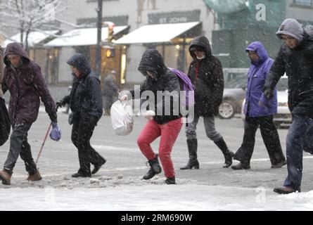 Les gens marchent dans la rue avec de la neige au centre-ville de Vancouver, Canada, 20 décembre 2013. Metro Vancouver a été recouvert de neige vendredi. En raison du mauvais temps, certains vols à domicile et la circulation locale ont retardé leurs horaires. Les écoles ont annulé leurs cours. (Xinhua/Liang Sen) CANADA-VANCOUVER-SNOW PUBLICATIONxNOTxINxCHN célébrités marchent SUR la rue avec neige au centre-ville de Vancouver Canada DEC 20 2013 Metro Vancouver ce couvert de neige vendredi en raison de la météo du bain certains vols à domicile et la circulation locale ont retardé leurs horaires les écoles ont annulé leur XINHUA Liang Sen Canada Vancouver Snow pu Banque D'Images