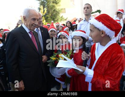 (131222) -- JÉRUSALEM, 22 déc. 2013 (Xinhua) -- le président israélien Shimon Peres (Front L) est accueilli à l'Église catholique franciscaine de Ramla, au centre d'Israël, le 22 décembre 2013. Peres a visité l'église en l'honneur de Noël et a prononcé un salut festif. (Xinhua/GPO/Mark Neyman) ISREAL-RAMLA-SHIMON PERES-CHRISTIANS PUBLICATIONxNOTxINxCHN Jerusalem DEC 22 2013 le président israélien de XINHUA Shimon Peres l Front EST accueilli À l'église catholique franciscaine de Ramla Central Israel LE 22 2013 déc. Peres a visité l'église en L'HONNEUR de Noël et a prononcé un salut festif XINHUA GPO Mark ISRE Banque D'Images