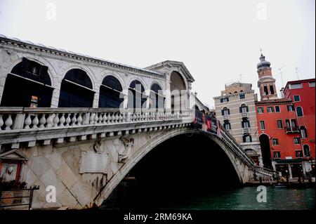 VENISE, déc , 2013 - la photo prise le 21 décembre 2013 montre le pont Rialto de Venise, en Italie. Venise est située dans le nord-est de l'Italie et c'est la capitale de la région de Vénétie. Séparée par des canaux et reliée par des ponts, Venise est célèbre pour sa belle vue et son architecture. La ville avec son lagon a été inscrite au patrimoine mondial de l'UNESCO en 1987. (Xinhua/Xu Nizhi) ITALY-VENICE-VIEW PUBLICATIONxNOTxINxCHN Venise DEC 2013 photo prise LE 21 2013 décembre montre le pont S Rialto de Venise Italie Venise EST située dans le nord-est de l'Italie et EST la capitale Banque D'Images