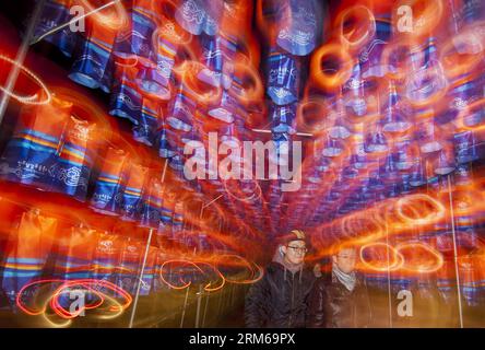 TORONTO, 2013 déc. 2013 (Xinhua) -- les gens marchent sous le tunnel des lanternes à souhait pendant le Festival des lumières d'hiver 2013 à Niagara Falls, Ontario, Canada, le 2013 décembre. Un festival des lumières d'hiver pour la célébration des fêtes a lieu ici du 9 novembre 2013 au 31 janvier 2014. (Xinhua/Zou Zheng) (dzl) CANADA-TORONTO-CHRISTMAS-LIGHTS PUBLICATIONxNOTxINxCHN Toronto DEC 2013 2013 des célébrités de XINHUA marchent sous le tunnel des lanternes à souhait pendant le Festival des Lumières d'hiver 2013 à Niagara Falls Ontario Canada DEC 2013 un Festival des Lumières d'hiver pour la célébration des fêtes EST Hero ici à partir de novembre Banque D'Images