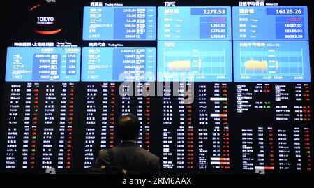 (131226) -- TOKYO, 26 déc. 2013 (Xinhua) -- Un homme regarde un tableau électronique montrant l'indice boursier à la Bourse de Tokyo, Japon, le 26 décembre 2013. Les actions de Tokyo ont ouvert à la hausse jeudi dans un contexte d’affaiblissement du yen qui a soulevé le sentiment des investisseurs sur les actions orientées vers l’exportation. (Xinhua/Stringer) JAPAN-TOKYO-STOCK PUBLICATIONxNOTxINxCHN Tokyo DEC 26 2013 XINHUA un homme regarde le conseil électronique montrant l'indice Stick À Tokyo Stick Exchange Japon DEC 26 2013 Tokyo actions a ouvert plus haut jeudi au milieu d'un yen qui a soulevé le sentiment des investisseurs sur les actions orientées exportation XINHUA Str Banque D'Images