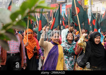 (131227) -- DHAKA, 27 déc. 2013 (Xinhua) -- des travailleurs de la confection assistent à un rassemblement de protestation avec des drapeaux bangladais pour réclamer la détention du propriétaire de l'usine de confection Tazreen Fashion Limited à Dhaka, Bangladesh, le 27 décembre 2013. Au moins 112 travailleurs ont été tués dans un accident d'incendie à l'usine de vêtements Tazreen Fashion Limited à Ashulia sur les ourjupes de la capitale Dhaka le 24 novembre 2012. (Xinhua/Shariful Islam) BANGLADESH-DHAKA-PROTEST PUBLICATIONxNOTxINxCHN Dhaka DEC 27 2013 des travailleurs de la confection de XINHUA participent à un rassemblement de protestation avec des drapeaux bangladais demandant la détention du propriétaire de Fashion Limi Banque D'Images