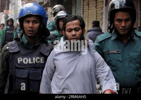 (131227) -- DHAKA, 27 déc. 2013 (Xinhua) -- des policiers arrêtent un militant du parti islamique Hizb-ut-Tahrir aux idées similaires alors qu'il assiste à une procession avant les prochaines élections à Dhaka, Bangladesh, le 27 décembre 2013. (Xinhua/Shariful Islam) BANGLADESH-DHAKA-ELECTION-ARRESTATION PUBLICATIONxNOTxINxCHN Dhaka DEC 27 2013 arrestation par des policiers de XINHUA d'un militant du parti islamique Hizb UT Tahrir alors qu'il assiste à une procession avant les prochaines élections à Dhaka Bangladesh DEC 27 2013 XINHUA Shariful Islam Bangladesh Dacca ELECTION arrestation PUBLICATIONxNOTxINxCHN Banque D'Images