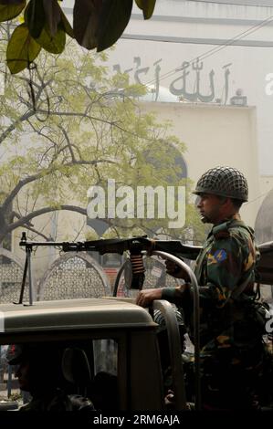 (131227) -- DHAKA, 27 déc. 2013 (Xinhua) -- patrouille de l'armée bangladaise avant les prochaines élections à Dhaka, Bangladesh, le 27 décembre 2013. Des dizaines de milliers de soldats bangladais ont été déployés à travers le pays avant le scrutin parlementaire prévu pour le 5 janvier 2014 dans un contexte de boycott par la principale alliance de l’opposition. (Xinhua/Shariful Islam) BANGLADESH-DHAKA-ELECTION-SECURITY PUBLICATIONxNOTxINxCHN Dhaka DEC 27 2013 XINHUA Bangladesh Army Patrouille du personnel militaire avant les prochaines élections à Dhaka Bangladesh DEC 27 2013 des dizaines de milliers de soldats bangladais ont été déployés dans le pays Banque D'Images