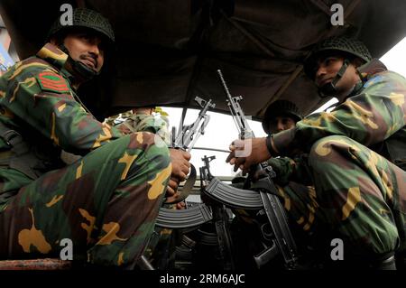 (131227) -- DHAKA, 27 déc. 2013 (Xinhua) -- patrouille de l'armée bangladaise avant les prochaines élections à Dhaka, Bangladesh, le 27 décembre 2013. Des dizaines de milliers de soldats bangladais ont été déployés à travers le pays avant le scrutin parlementaire prévu pour le 5 janvier 2014 dans un contexte de boycott par la principale alliance de l’opposition. (Xinhua/Shariful Islam) BANGLADESH-DHAKA-ELECTION-SECURITY PUBLICATIONxNOTxINxCHN Dhaka DEC 27 2013 XINHUA Bangladesh Army Patrouille du personnel militaire avant les prochaines élections à Dhaka Bangladesh DEC 27 2013 des dizaines de milliers de soldats bangladais ont été déployés dans le pays Banque D'Images