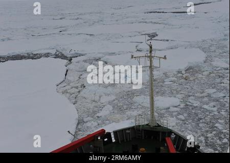 (131228) -- A BORD DE XUELONG, 28 décembre 2013 (Xinhua) -- la photo prise le 28 décembre 2013 montre la scène autour du navire scientifique russe piégé sur le brise-glace chinois Xuelong, ou Dragon des neiges. Le brise-glace chinois Xuelong, ou Dragon des neiges, en route pour sauver un navire scientifique russe piégé au large de l'Antarctique, s'est immobilisé depuis minuit vendredi après s'être coincé dans une épaisse glace à seulement 6,1 milles marins du navire russe. (Xinhua/Zhang Jiansong) (yxb) CHINA-30E EXPÉDITION ANTARCTIQUE BRISE-GLACE (CN) PUBLICATIONxNOTxINxCHN à bord de XUELONG DEC 28 2013 XINHUA photo prise LE 28 2013 décembre montre la scène Banque D'Images