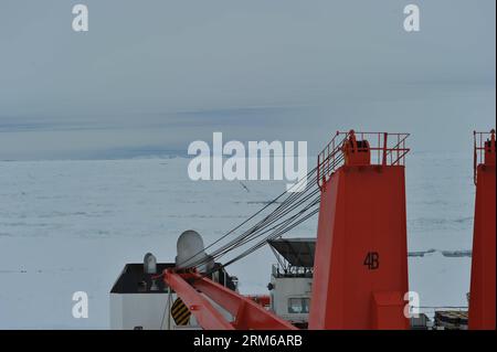 (131228) -- A BORD DE XUELONG, 28 décembre 2013 (Xinhua) -- la photo prise le 28 décembre 2013 montre la scène autour du navire scientifique russe piégé sur le brise-glace chinois Xuelong, ou Dragon des neiges. Le brise-glace chinois Xuelong, ou Dragon des neiges, en route pour sauver un navire scientifique russe piégé au large de l'Antarctique, s'est immobilisé depuis minuit vendredi après s'être coincé dans une épaisse glace à seulement 6,1 milles marins du navire russe. (Xinhua/Zhang Jiansong) (yxb) CHINA-30E EXPÉDITION ANTARCTIQUE BRISE-GLACE (CN) PUBLICATIONxNOTxINxCHN à bord de XUELONG DEC 28 2013 XINHUA photo prise LE 28 2013 décembre montre la scène Banque D'Images