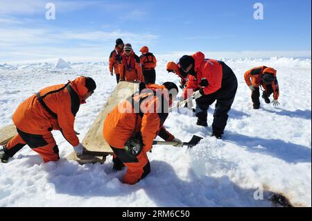 (140102) -- A BORD du XUELONG, 2 janvier 2014 (Xinhua) -- des sauveteurs chinois se préparent à secourir des passagers à bord du navire russe MV Akademik Shokalskiy piégé au large de l'Antarctique, le 2 janvier 2014. Les passagers à bord de l'Akademik Shokalskiy ont été transférés avec succès par hélicoptère chinois à la surface des glaces près du navire de sauvetage australien Aurora Australis jeudi après que le navire russe se soit coincé dans la glace de mer au large de l'Antarctique. (Xinhua/Zhang Jiansong) (zc) EXPÉDITION CHINE-ANTARCTIQUE-SAUVETAGE DE NAVIRES RUSSES (CN) PUBLICATIONxNOTxINxCHN à bord du XUELONG Jan 2 2014 le sauvetage chinois XINHUA se prépare à secourir les passagers A Banque D'Images