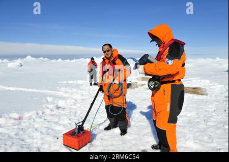 (140102) -- A BORD du XUELONG, 2 janvier 2014 (Xinhua) -- des sauveteurs chinois se préparent à secourir des passagers à bord du navire russe MV Akademik Shokalskiy piégé au large de l'Antarctique, le 2 janvier 2014. Les passagers à bord de l'Akademik Shokalskiy ont été transférés avec succès par hélicoptère chinois à la surface des glaces près du navire de sauvetage australien Aurora Australis jeudi après que le navire russe se soit coincé dans la glace de mer au large de l'Antarctique. (Xinhua/Zhang Jiansong) (zc) EXPÉDITION CHINE-ANTARCTIQUE-SAUVETAGE DE NAVIRES RUSSES (CN) PUBLICATIONxNOTxINxCHN à bord du XUELONG Jan 2 2014 le sauvetage chinois XINHUA se prépare à secourir les passagers A Banque D'Images