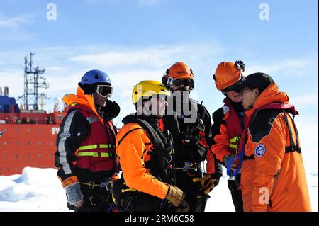 (140102) -- A BORD DE XUELONG, 2 janvier 2014 (Xinhua) -- des sauveteurs de Chine et d'Australie discutent de la façon de transporter les passagers du navire russe piégé MV Akademik Shokalskiy au large de l'Antarctique, 2 janvier 2014. Les passagers à bord de l'Akademik Shokalskiy ont été transférés avec succès par hélicoptère chinois à la surface des glaces près du navire de sauvetage australien Aurora Australis jeudi après que le navire russe se soit coincé dans la glace de mer au large de l'Antarctique. (Xinhua/Zhang Jiansong) (zc) EXPÉDITION CHINE-ANTARCTIQUE-SAUVETAGE DE NAVIRES RUSSES (CN) PUBLICATIONxNOTxINxCHN à bord de XUELONG Jan 2 2014 sauvetage XINHUA de Chine et d'Australie Banque D'Images