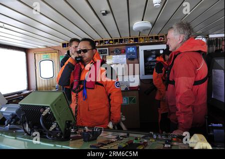 (140102) -- A BORD DE XUELONG, 2 janvier 2014 (Xinhua) -- Xu Ting (à gauche, devant), chef adjoint de la 30e expédition antarctique chinoise, contacts avec le brise-glace chinois Xuelong à bord du navire russe piégé MV Akademik Shokalskiy, 2 janvier 2014. Les passagers à bord de l'Akademik Shokalskiy ont été transférés avec succès par hélicoptère chinois à la surface des glaces près du navire de sauvetage australien Aurora Australis jeudi après que le navire russe se soit coincé dans la glace de mer au large de l'Antarctique. (Xinhua/Zhang Jiansong) (zc) EXPÉDITION CHINE-ANTARCTIQUE-SAUVETAGE DE NAVIRES RUSSES (CN) PUBLICATIONxNOTxINxCHN à bord du XUELONG janvier 2 2014 Banque D'Images