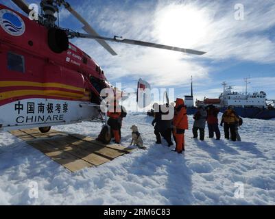 (140102) -- A BORD DE XUELONG, 2 janvier 2014 (Xinhua) -- les passagers du navire russe piégé MV Akademik Shokalskiy se préparent à monter à bord de l'hélicoptère chinois Xueying 12 au large de l'Antarctique, le 2 janvier 2014. Les passagers à bord de l'Akademik Shokalskiy ont été transférés avec succès par hélicoptère chinois à la surface des glaces près du navire de sauvetage australien Aurora Australis jeudi après que le navire russe se soit coincé dans la glace de mer au large de l'Antarctique. (Xinhua/Zhang Jiansong) (zc) EXPÉDITION CHINE-ANTARCTIQUE-SAUVETAGE DE NAVIRES RUSSES (CN) PUBLICATIONxNOTxINxCHN à bord du XUELONG Jan 2 2014 passagers XINHUA de la Rus piégée Banque D'Images