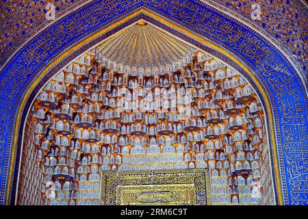 TACHKENT, le 27 octobre 2013 -- la photo prise le 27 octobre 2013 montre l'intérieur de la madrasa Tilya-Kori dans le Registan à Samarkand, en Ouzbékistan. Le Registan est le cœur de l'ancienne ville de Samarkand et il est composé de trois bâtiments séparés, y compris Madrasa d'Ulugh Beg, Sher-Dor Madrasah, et Tilya-Kori Madrasah. Samarkand est la deuxième plus grande ville d'Ouzbékistan et la capitale de la province de Samarqand. C'est une ville ancienne sur la route de la soie et un port en fusion des cultures du monde. Il est classé comme l'un des sites du patrimoine mondial par l'UNESCO en 2001. (Xinhua/Sadat) (dzl) UZBEKIST Banque D'Images