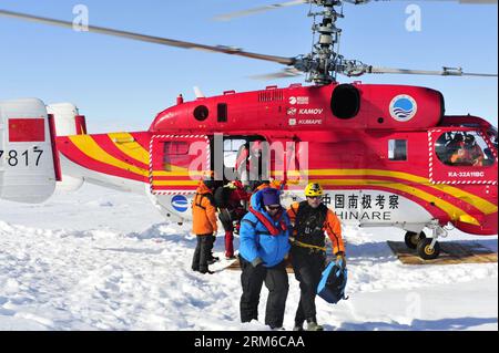 (140102) -- A BORD du XUELONG, 2 janvier 2014 (Xinhua) -- les passagers du navire russe MV Akademik Shokalskiy piégés descendent de l'hélicoptère chinois Xueying 12 au large de l'Antarctique, le 2 janvier 2014. Les passagers à bord de l'Akademik Shokalskiy ont été transférés avec succès par hélicoptère chinois à la surface des glaces près du navire de sauvetage australien Aurora Australis jeudi après que le navire russe se soit coincé dans la glace de mer au large de l'Antarctique. (Xinhua/Zhang Jiansong) (zc) EXPÉDITION CHINE-ANTARCTIQUE-SAUVETAGE DE NAVIRES RUSSES (CN) PUBLICATIONxNOTxINxCHN à bord du XUELONG Jan 2 2014 passagers XINHUA du VESS russe piégé Banque D'Images