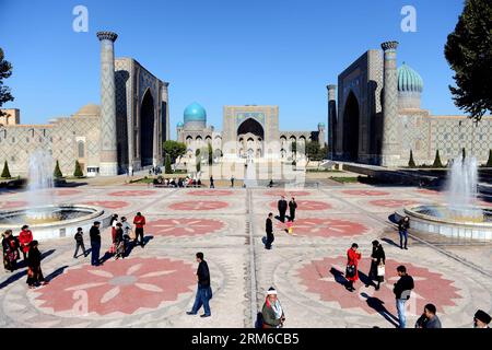 TACHKENT, le 27 octobre 2013 -- la photo prise le 27 octobre 2013 montre le Registan à Samarkand, en Ouzbékistan. Le Registan est le cœur de l'ancienne ville de Samarkand et il est composé de trois bâtiments séparés, y compris Madrasa d'Ulugh Beg, Sher-Dor Madrasah, et Tilya-Kori Madrasah. Samarkand est la deuxième plus grande ville d'Ouzbékistan et la capitale de la province de Samarqand. C'est une ville ancienne sur la route de la soie et un port en fusion des cultures du monde. Il est classé comme l'un des sites du patrimoine mondial par l'UNESCO en 2001. (Xinhua/Sadat) (dzl) OUZBÉKISTAN-SAMARKAND-PATRIMOINE MONDIAL PUBLICATIONxNOT Banque D'Images