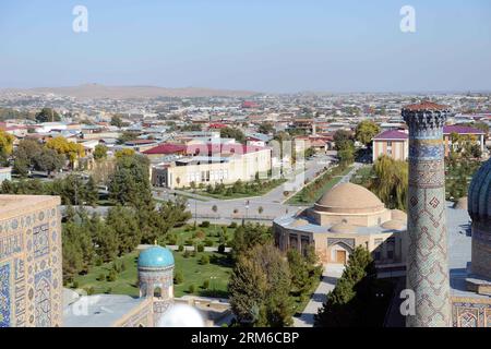 TACHKENT, le 27 octobre 2013 -- la photo prise le 27 octobre 2013 montre une vue de la ville depuis le Registan à Samarkand, en Ouzbékistan. Le Registan est le cœur de l'ancienne ville de Samarkand et il est composé de trois bâtiments séparés, y compris Madrasa d'Ulugh Beg, Sher-Dor Madrasah, et Tilya-Kori Madrasah. Samarkand est la deuxième plus grande ville d'Ouzbékistan et la capitale de la province de Samarqand. C'est une ville ancienne sur la route de la soie et un port en fusion des cultures du monde. Il est classé comme l'un des sites du patrimoine mondial par l'UNESCO en 2001. (Xinhua/Sadate) (dzl) OUZBÉKISTAN-SAMARKAND-PATRIMOINE MONDIAL Banque D'Images