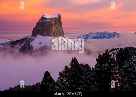 ISÈRE (38). PARC NATUREL DU VERCORS. VISAGE SUD DU MONT AIGUILLE (2067M) Banque D'Images