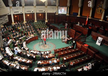 TUNIS, le 3 janvier 2014 - des parlementaires assistent à une réunion de l'Assemblée constituante à Tunis, Tunisie, le 3 janvier 2014. L Assemblée nationale constituante (ANC) de Tunisie a commencé à voter sur la nouvelle constitution vendredi. La constitution devrait être ratifiée d'ici le 14 janvier, qui marque le troisième anniversaire du soulèvement qui a conduit à l'éviction de l'ancien président Zine Al Abidine Ben Ali. (Xinhua/Adher)(hy) TUNISIA-POLITICS-CONSTITUTION-VOTE PUBLICATIONxNOTxINxCHN Tunis Jan 3 2014 les députés assistent à une réunion de l'Assemblée constituante à Tunis Tunisie Jan 3 2014 Tunisie S National constitue Banque D'Images