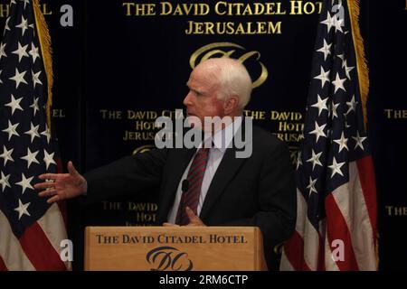 (140104) -- JÉRUSALEM, 4 janv. 2014 (Xinhua) -- le sénateur américain John McCain fait des gestes lors d'une conférence de presse à Jérusalem, le 3 janvier 2014. McCain, qui se trouve en Israël en même temps que le secrétaire d’État américain John Kerry, s’est entretenu avec le Premier ministre israélien Benjamin Netanyahu et s’est adressé à la conférence de presse que Netanyahu doutait des propositions qui lui avaient été présentées dans le cadre d’un accord-cadre dans les pourparlers de paix. (Xinhua/Muammar Awad)(hy) MIDEAST-JERUSALEM-U.S.-SENATOR-JOHN MCCAIN-VISIT PUBLICATIONxNOTxINxCHN Jerusalem Jan 4 2014 XINHUA U S Senator John McCain Gesture Banque D'Images