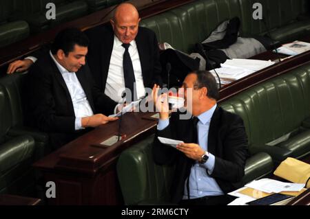 TUNIS, le 3 janvier 2014 - des parlementaires assistent à une réunion de l'Assemblée constituante à Tunis, Tunisie, le 3 janvier 2014. L Assemblée nationale constituante (ANC) de Tunisie a commencé à voter sur la nouvelle constitution vendredi. La constitution devrait être ratifiée d'ici le 14 janvier, qui marque le troisième anniversaire du soulèvement qui a conduit à l'éviction de l'ancien président Zine Al Abidine Ben Ali. (Xinhua/Adher)(hy) TUNISIA-POLITICS-CONSTITUTION-VOTE PUBLICATIONxNOTxINxCHN Tunis Jan 3 2014 les députés assistent à une réunion de l'Assemblée constituante à Tunis Tunisie Jan 3 2014 Tunisie S National constitue Banque D'Images